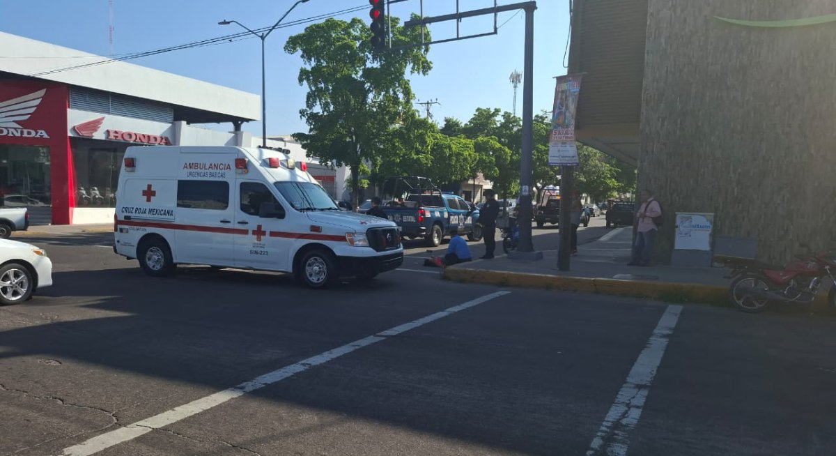 Repartidor de alimentos resulta lesionado al ser atropellado en importante crucero vial de Culiacán