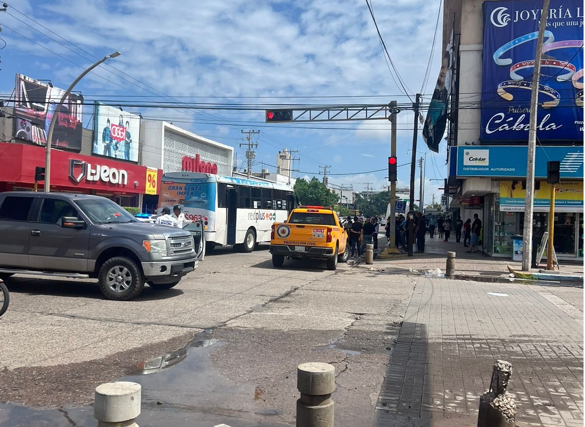 Adulto mayor es embestido por un camión urbano en el sector Centro de Los Mochis
