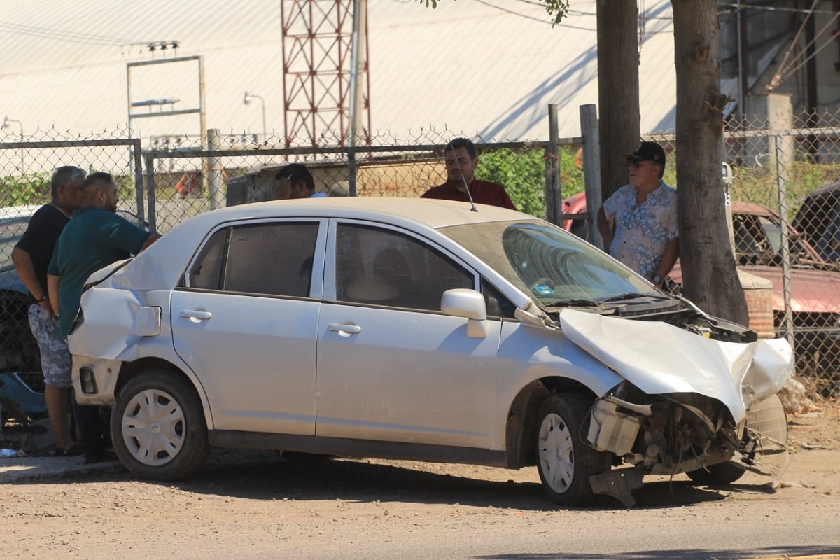 Automóvil choca contra árbol al poniente de Culiacán