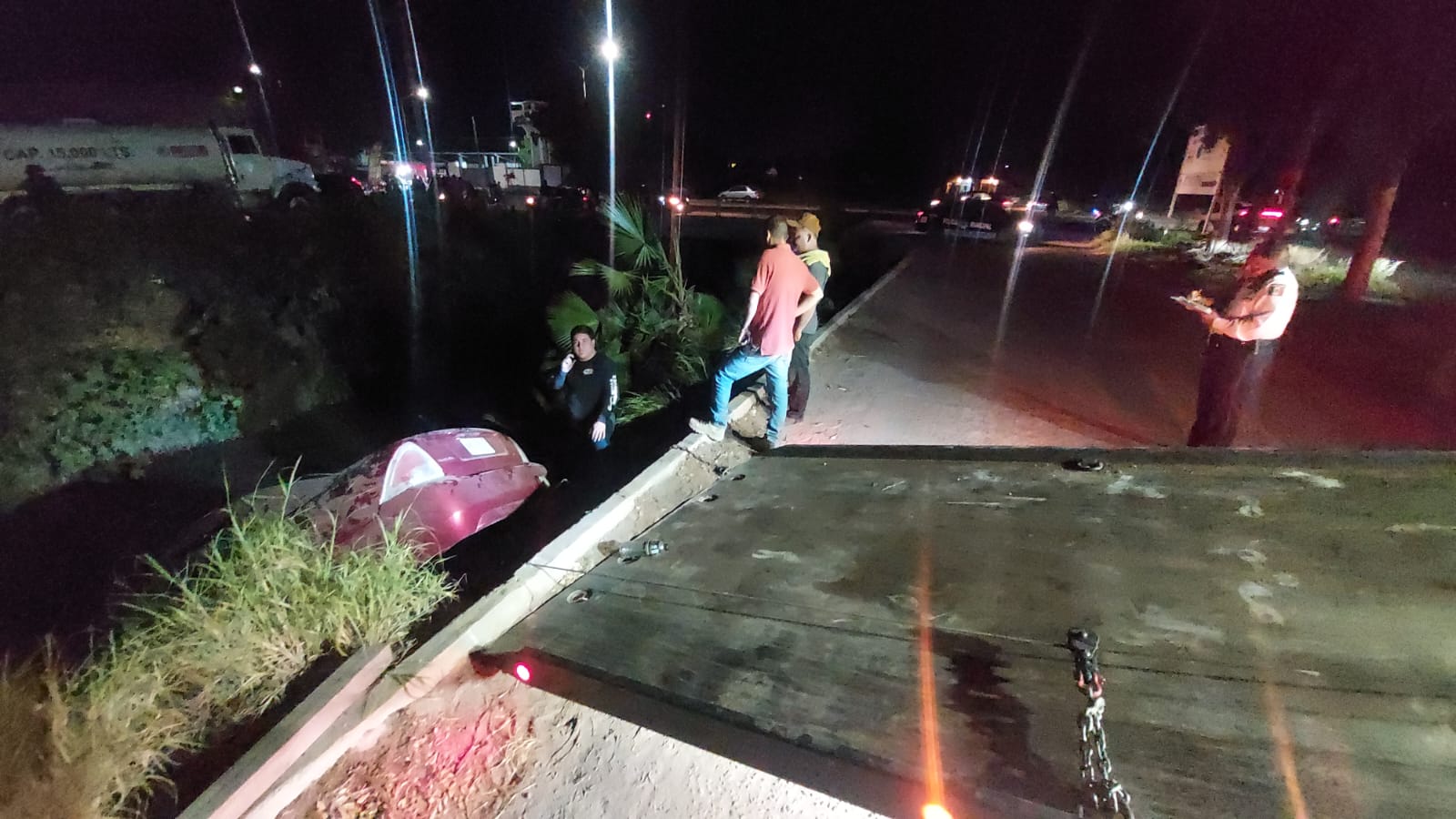 Por esquivar a un ciclista, automovilista termina dentro del dren Mochicahui en Los Mochis
