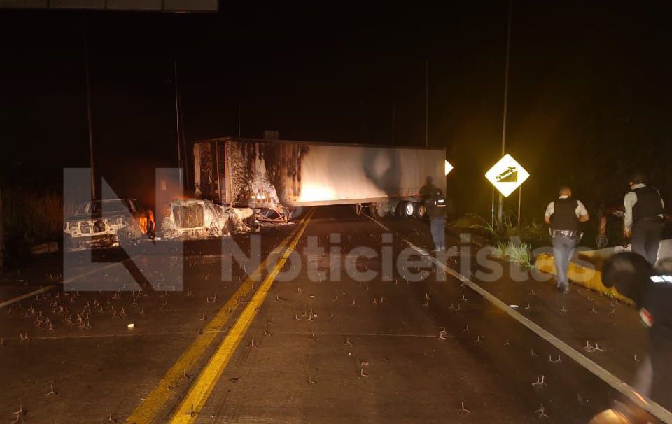 Tras ocho horas, se mantiene el cierre de la autopista Mazatlán-Durango por seguridad