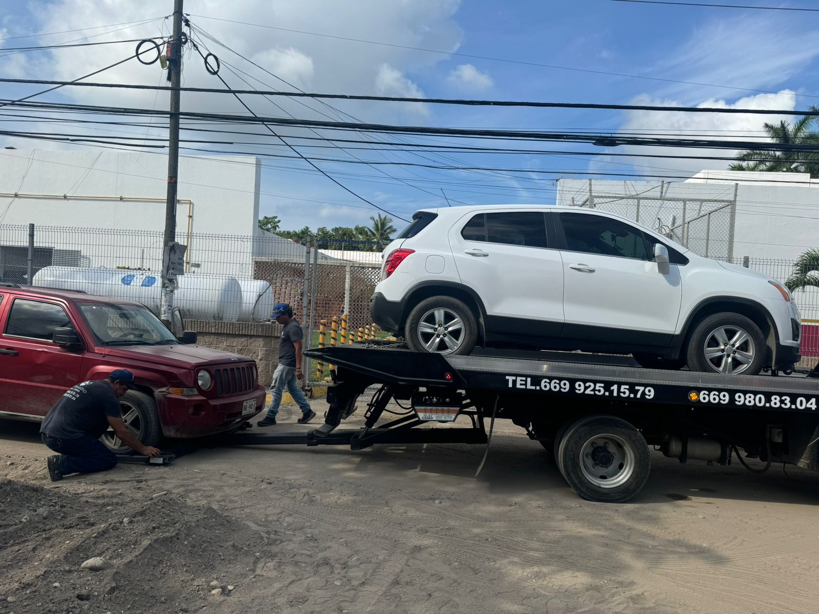 En grúa se llevan automóviles que estaban mal estacionados en la avenida Mazatlán