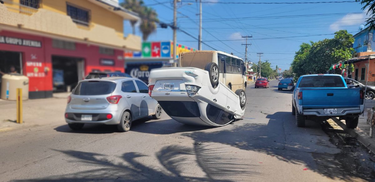 Volcadura de un Chevrolet Aveo moviliza a agentes viales en Mazatlán