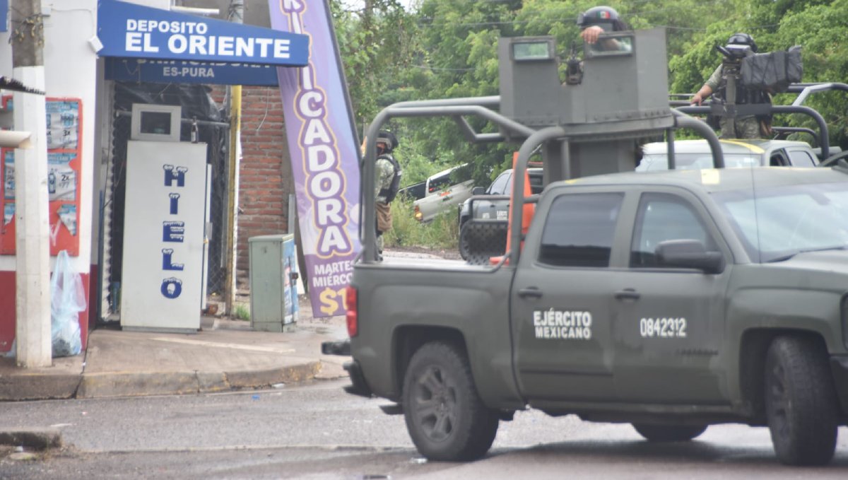 ¡Chocaron la camioneta de los delincuentes! Hay cinco militares lesionados en persecución y balacera en Culiacancito