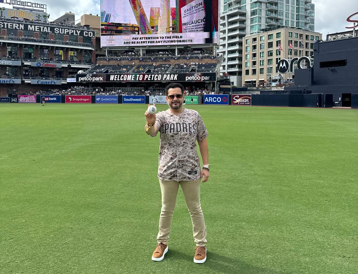 El empresario mazatleco Juan José Arellano lanzó la primera bola en el Petco Park