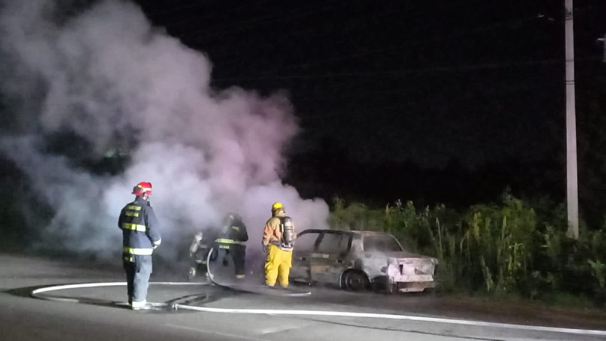 Se incendia vehículo sobre la carretera a Culiacancito, Culiacán; sus ocupantes lo abandonan