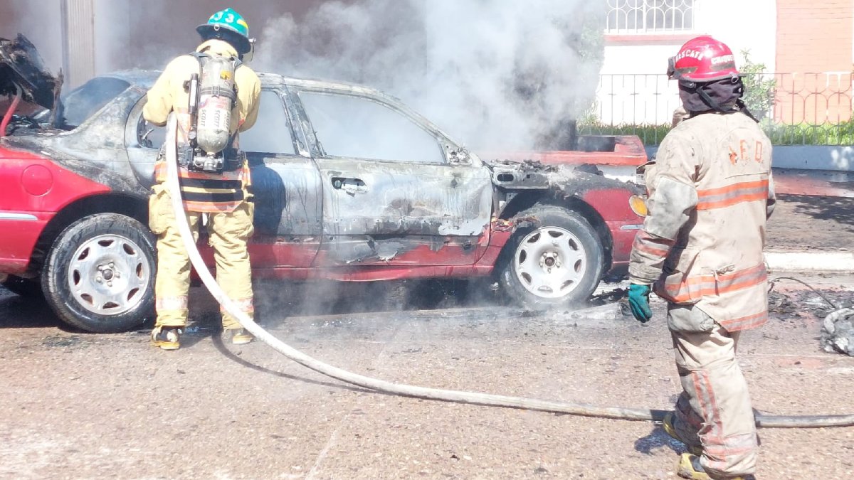 Incendio consume automóvil por completo, en el centro de la ciudad de Guamúchil