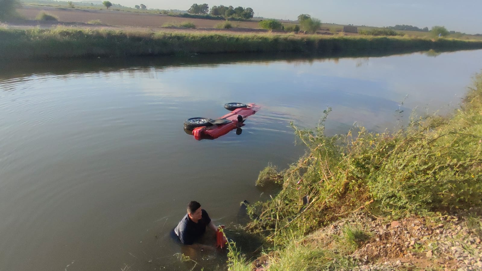 Camioneta cae dentro del canal Sevelbampo en Ahome; los tripulantes salen ilesos