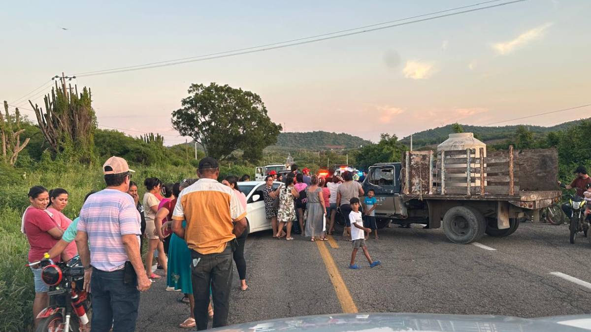 Caen en el desespero en Los Zapotes, de Mazatlán, bloquean el acceso en protesta; llevan tres meses sin luz y agua