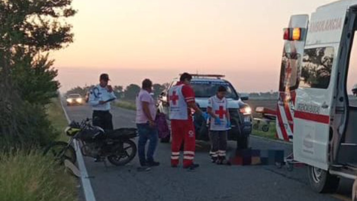 Camión atropella a pareja de motociclista sobre la calle 300, en Guasave