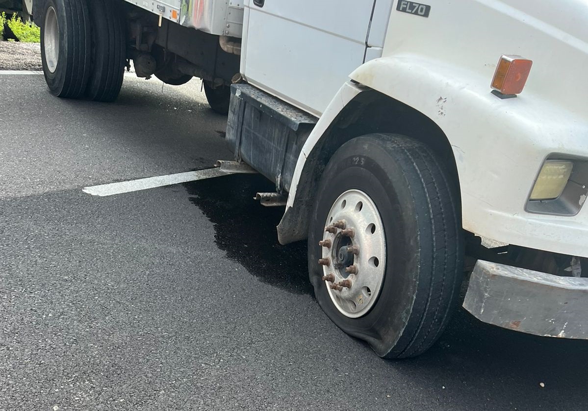 ¡Se unen! Ciudadanos y traileros mueven vehículos baleados en la autopista Culiacán-Mazatlán y abren el paso