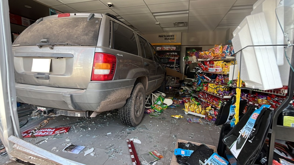Deja su camioneta encargada en estacionamiento y al regresar la encuentra dentro de tienda en Guasave