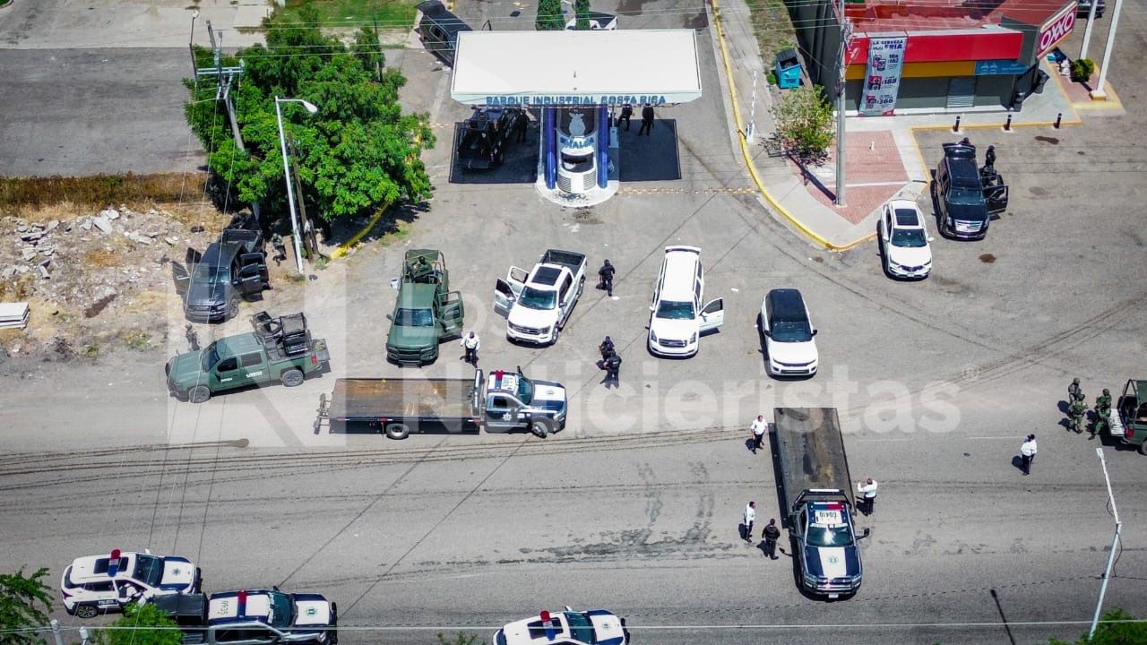 (VIDEOS) Aseguran vehículos destruidos a balazos tras balacera con cal.50 en Costa Rica, en Culiacán