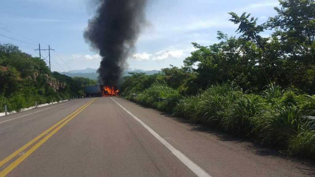Confirma SSPE bloqueo y ‘ponchallantas’ en carretera libre en Concordia, cerca de la caseta de Mesillas