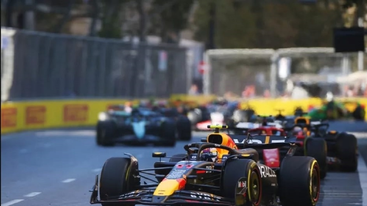 Checo Pérez se fue contra el muro en choque con Sainz y pierde el podio en GP Azerbaiyán