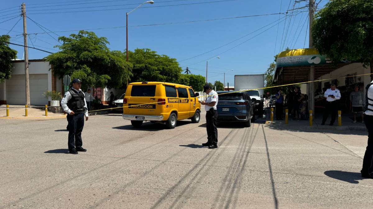 Choca transporte escolar en Guamúchil; una niña resulta lesionada