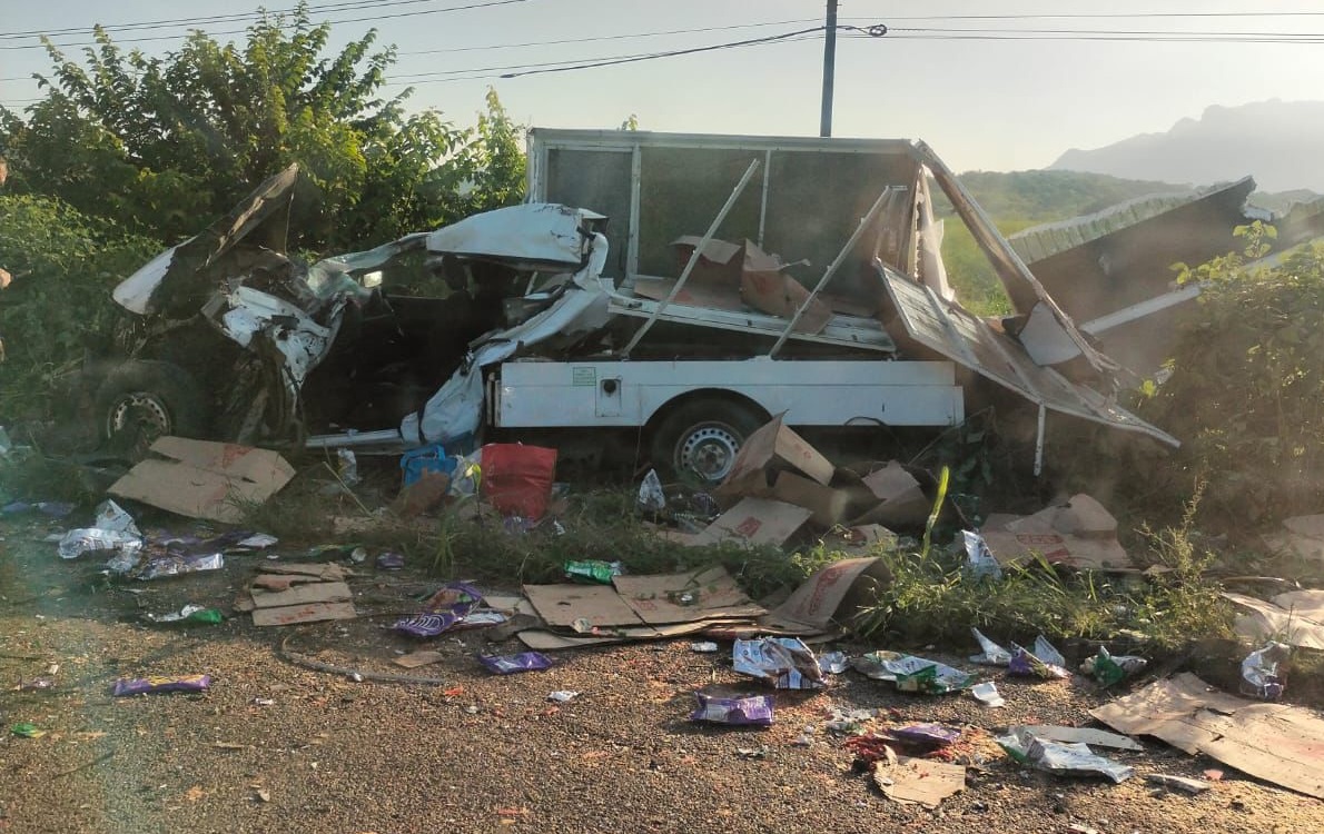 Se registra un accidente entre autobús de jornaleros y camioneta en el crucero de Chametla, Rosario