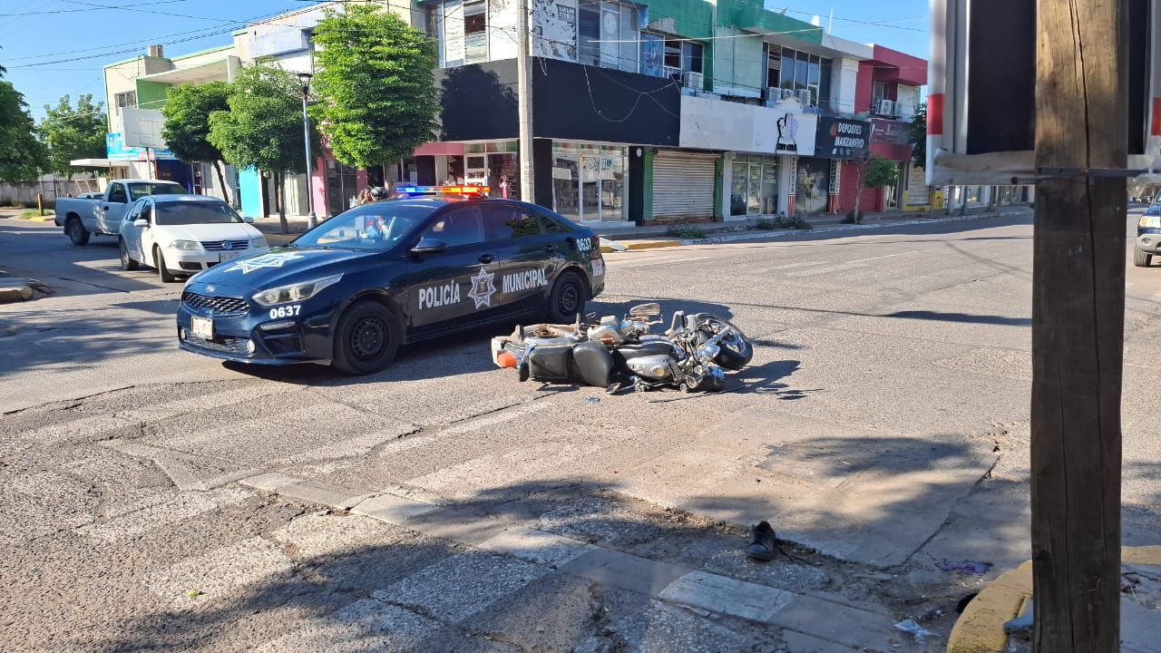 Motociclista termina en un hospital al impactarse contra una vagoneta en el Centro de Guasave