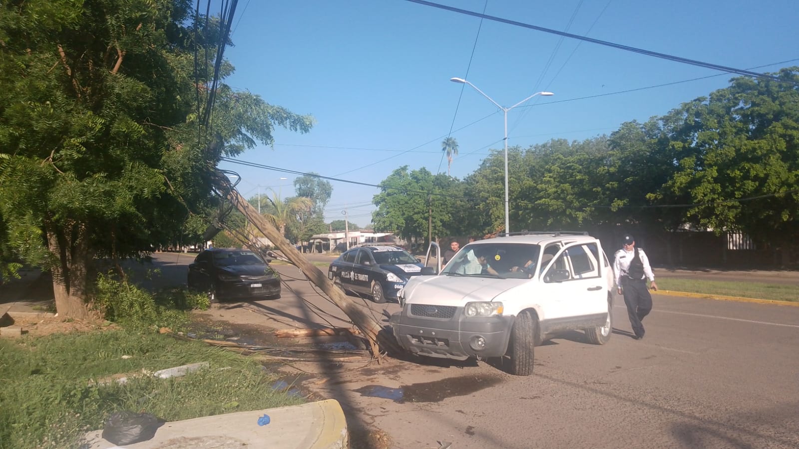 ¡Le sirvió de contención! Conductor se impacta contra poste de compañía telefónica en Guasave