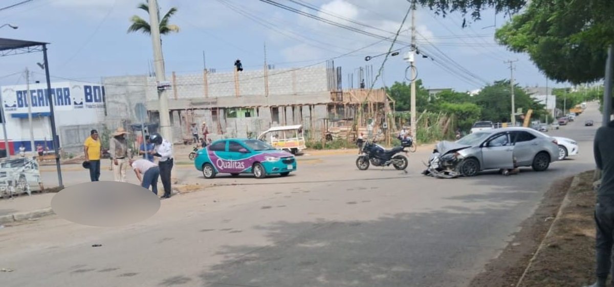 Choque entre moto y vehículo deja dos lesionados en Valles del Ejido en Mazatlán