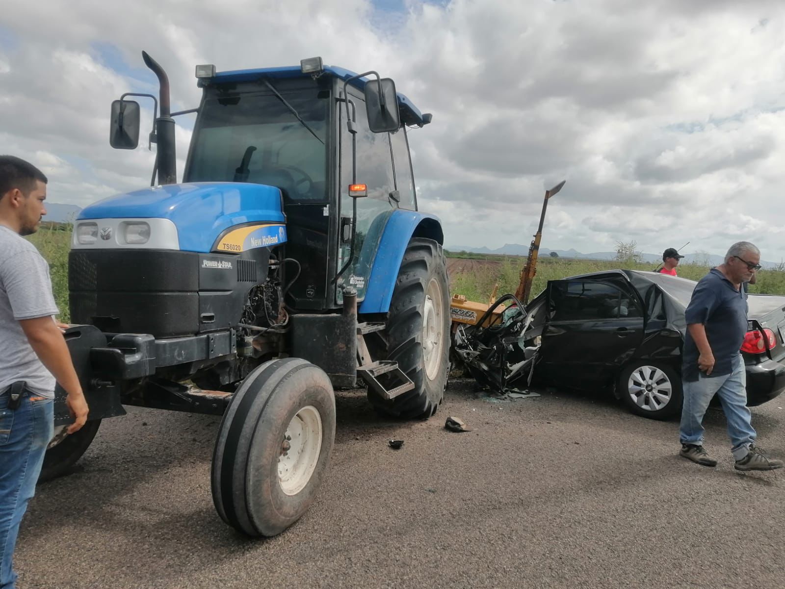Choque entre tractor y automóvil en la carretera Angostura-La Reforma deja a una persona lesionada