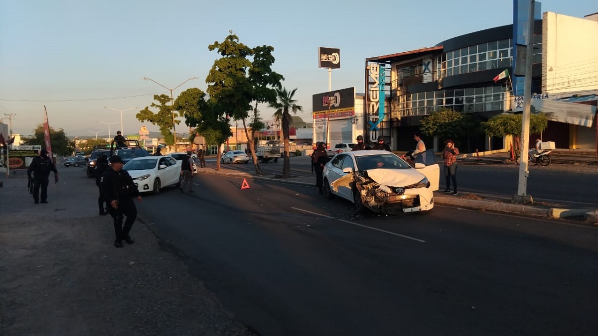 (VIDEO) Presuntos sujetos armados chocan contra automovilista al evadir retén del Ejército en la colonia Hidalgo, Culiacán