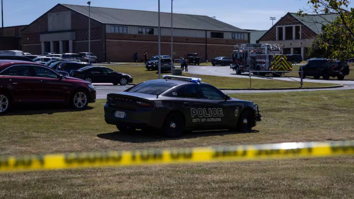 Es arrestado padre del adolescente involucrado en tiroteo en escuela de Georgia