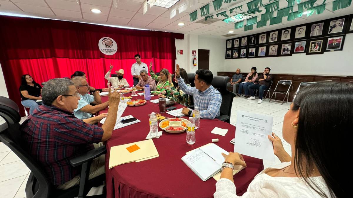 Con detalles alcalde, Miguel Ángel Angulo hace entrega al cabildo municipal de lo que podría ser su tercer informe de labores