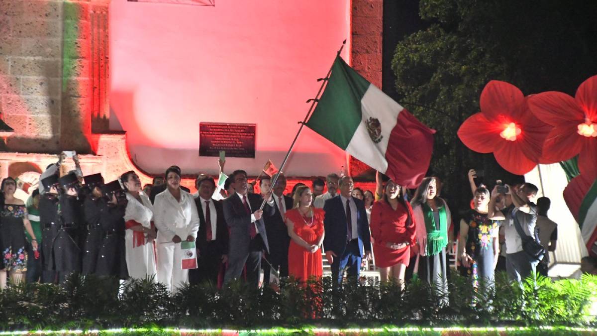 Con el río desbordado guasavenses viven el Grito de Independencia
