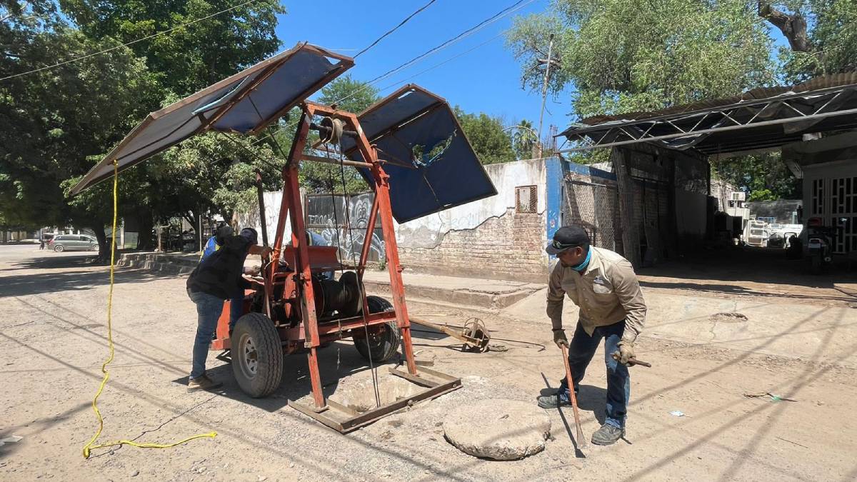 Con Malacates dan mantenimiento al drenaje sanitario del colector sur, en Guasave