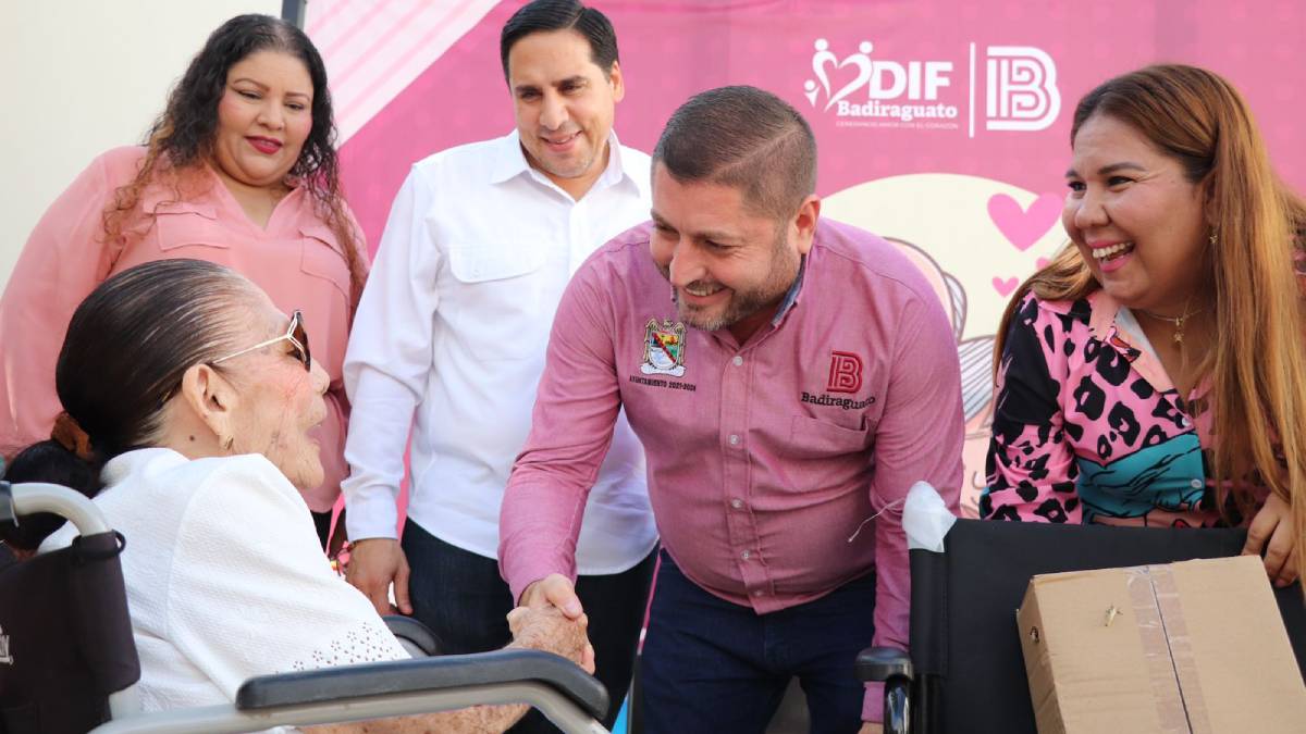 Con regalos y desayuno festejan a los abuelitos de Badiraguato, José Paz López les reitera su apoyo