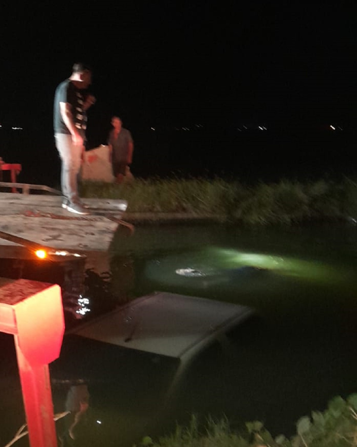 Solo se le veía el capacete; conductor cae a canal de riego en Batamote, Guasave