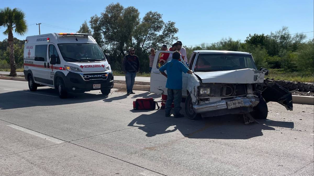 Conductor de una Ranger se impacta contra una palmera en la carretera estatal Mochis-Topolobampo