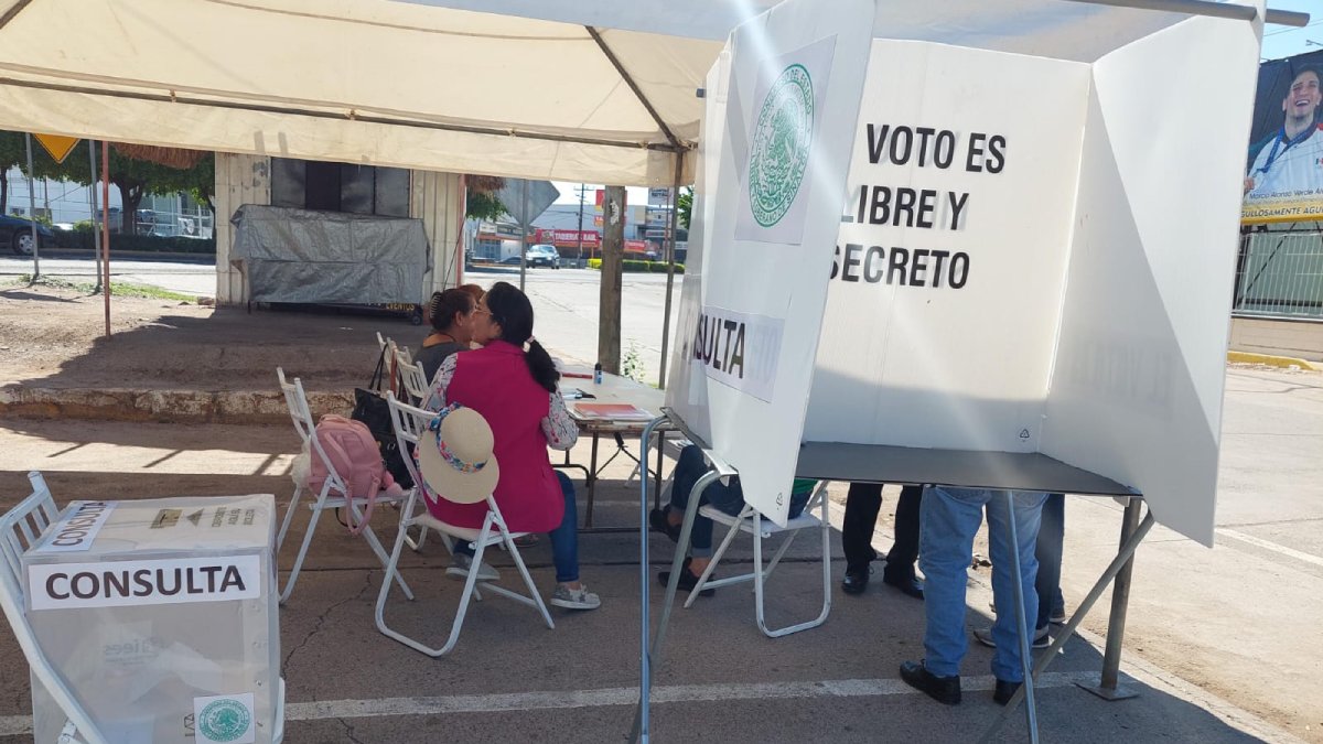 Mesas receptoras para la consulta del Congreso a la UAS lucen solas en Salvador Alvarado