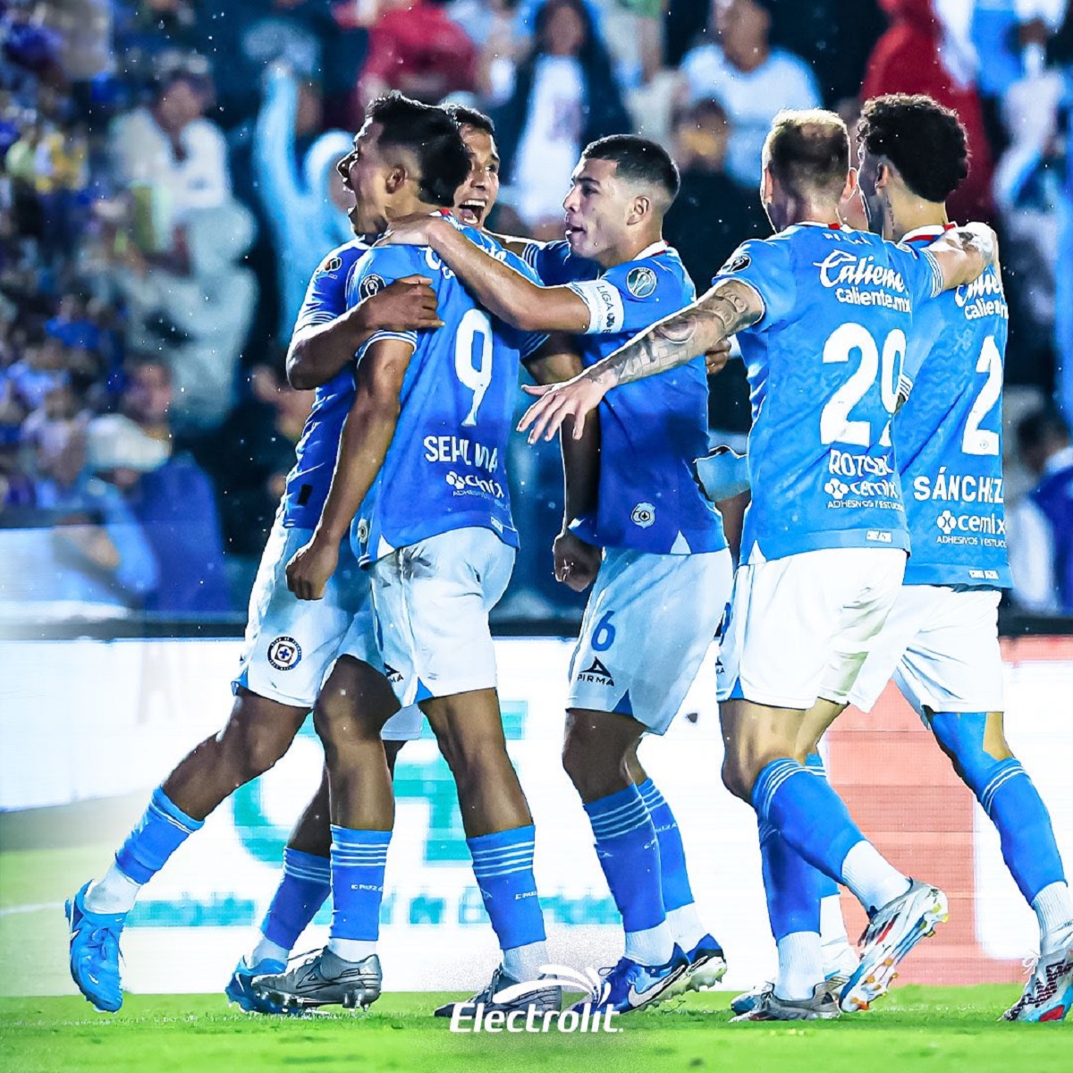 Cruz Azul golea al América y es líder de la Liga MX