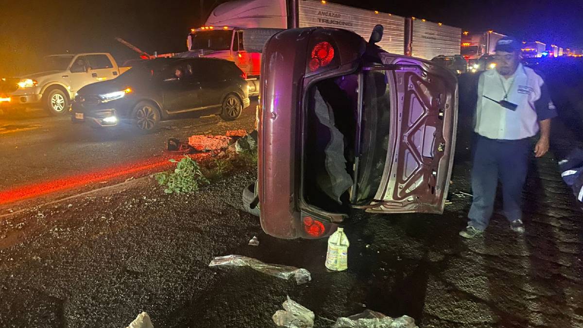Cuantiosos daños materiales deja una volcadura sobre la México 15, en Guasave