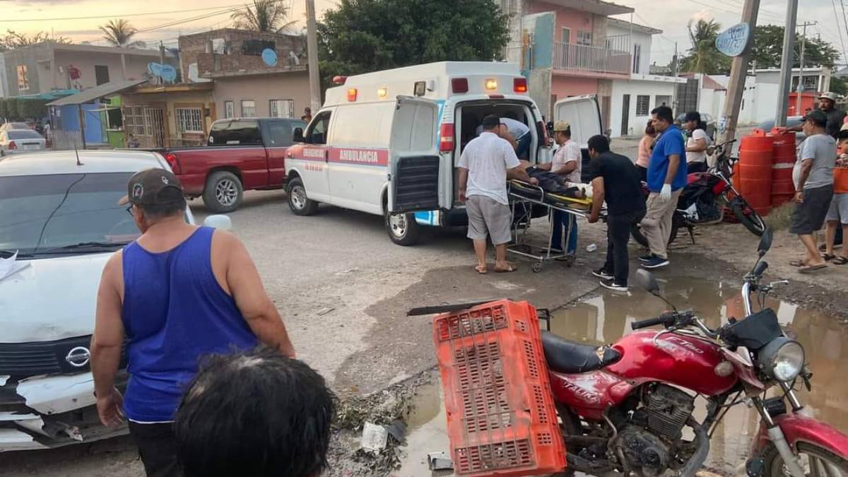 De gravedad trasladan a adulto mayor tras chocar en su motocicleta contra taxi en Villa Unión