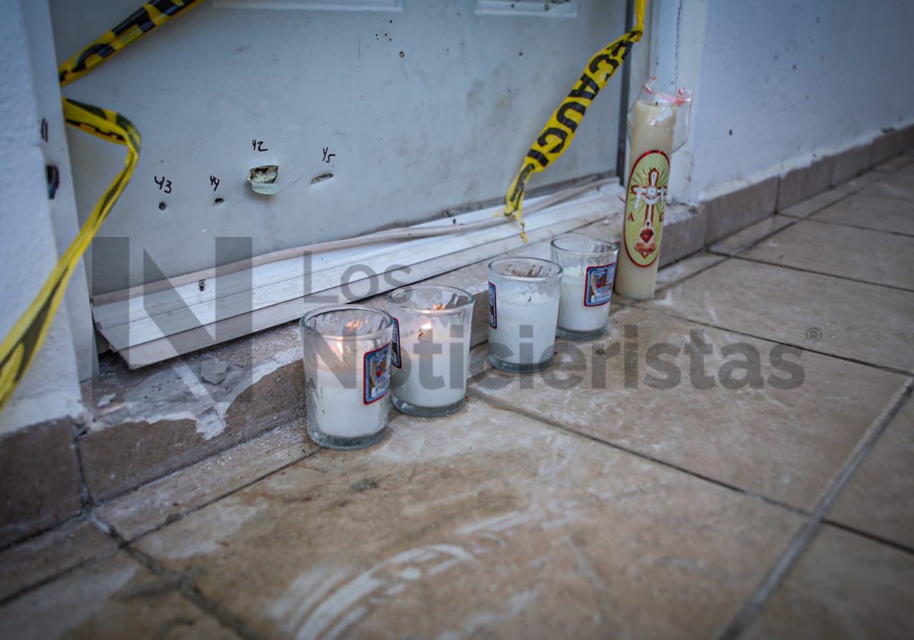 veladoras en la puerta del departamento 15