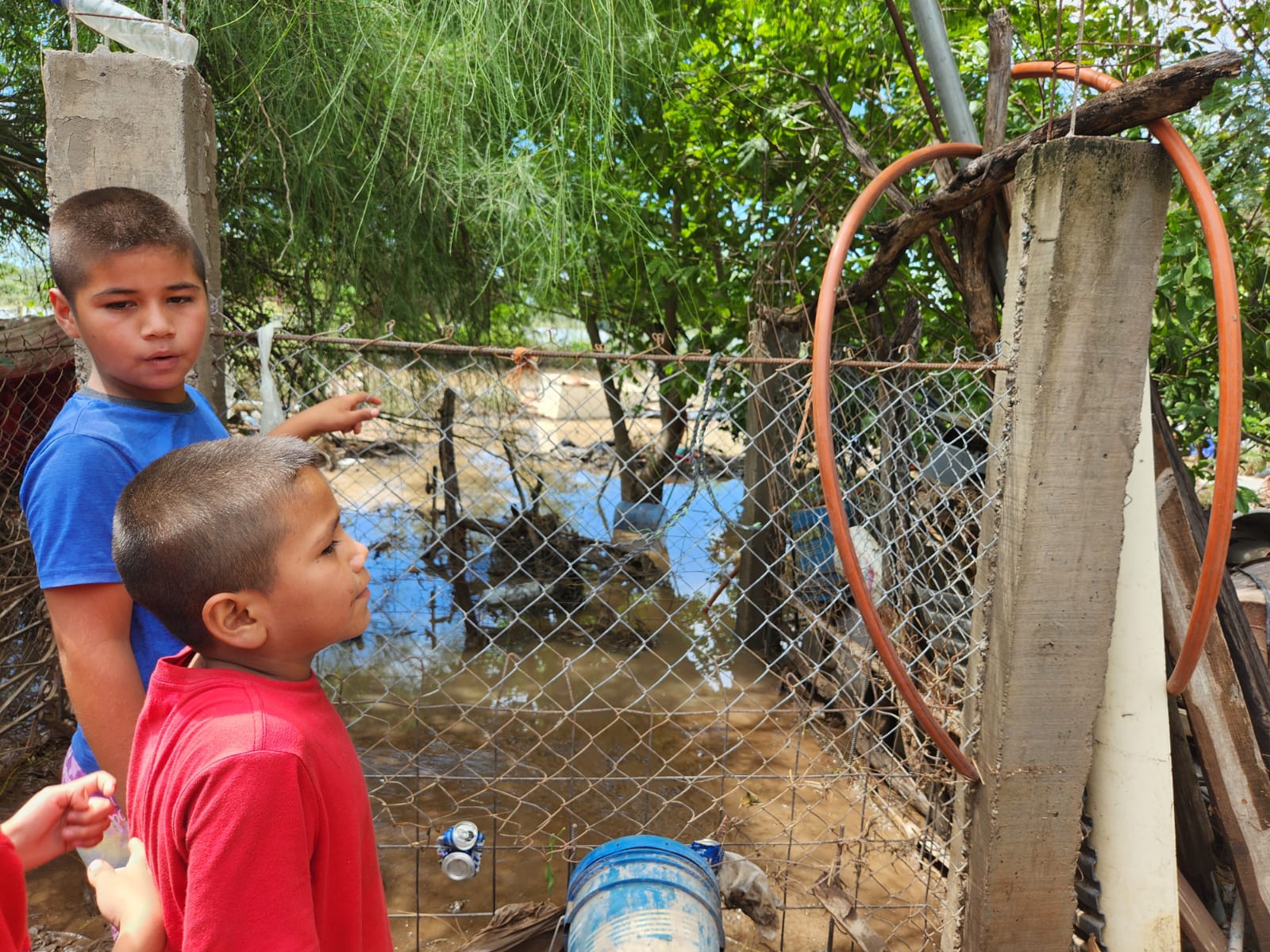 Evalúan daños en Portugués de Gálvez, Guasave, por desbordamiento del arroyo Cabrera