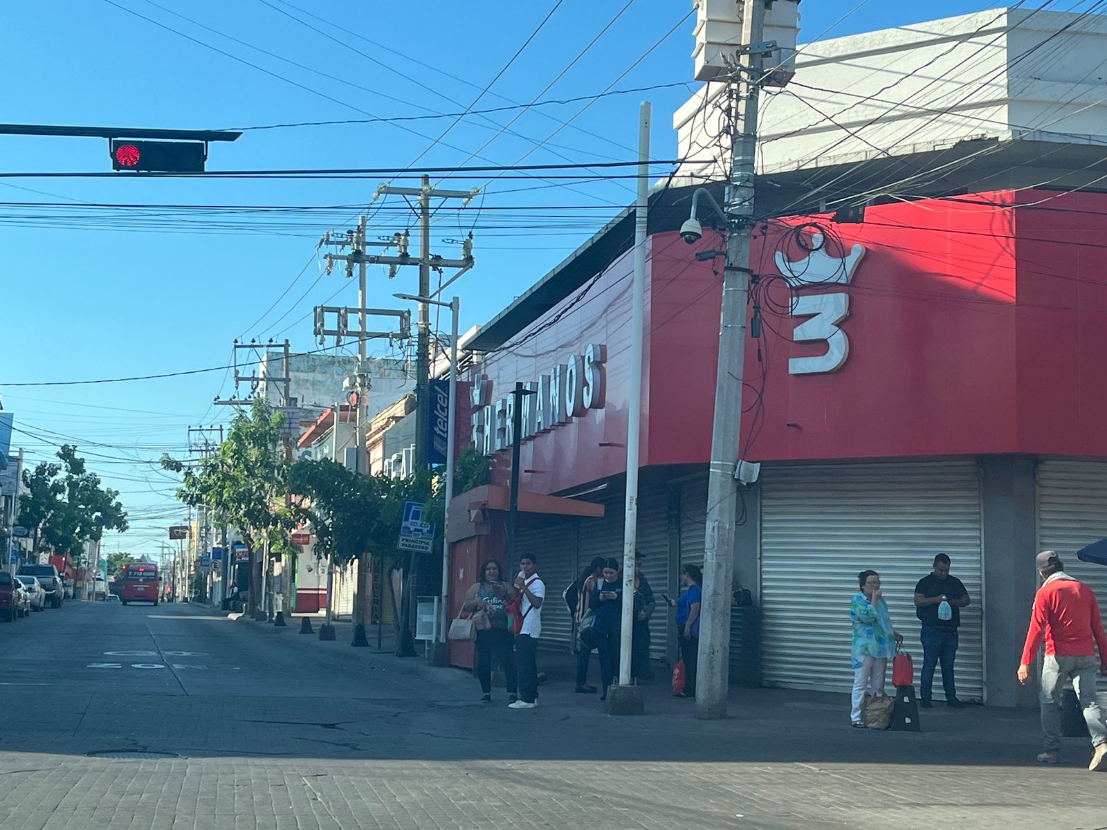 Jurídicamente no hay impedimento para trabajar y podrían descontar el día a trabajadores que falten: Abogados
