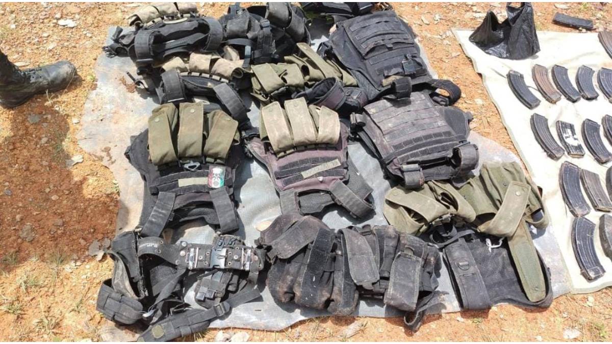Detienen en la sierra de El Rosario a tres personas armadas y militares aseguran fusiles, cargadores y cartuchos