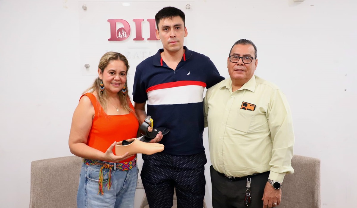 DIF Mazatlán entrega a joven una prótesis