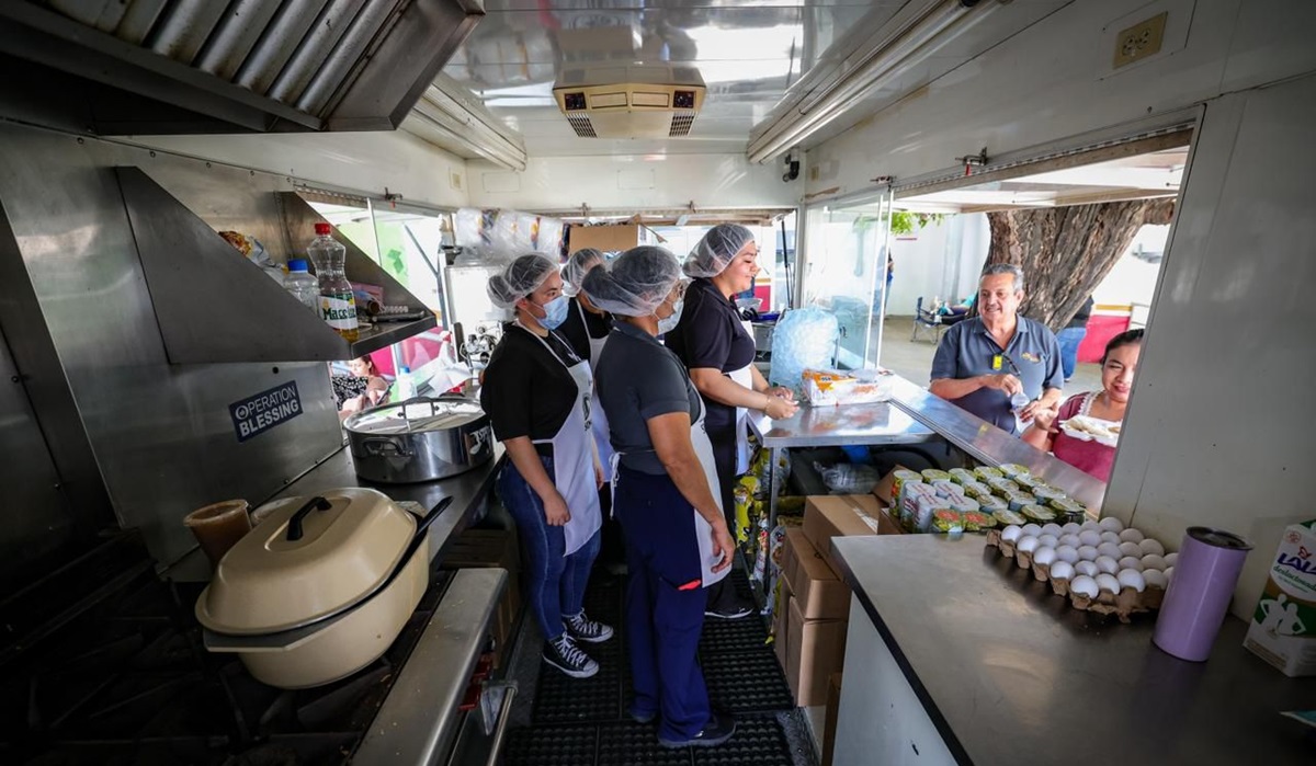 DIF Sinaloa brinda más de 7 mil alimentos calientes y bebidas con su cocina móvil afuera de hospitales