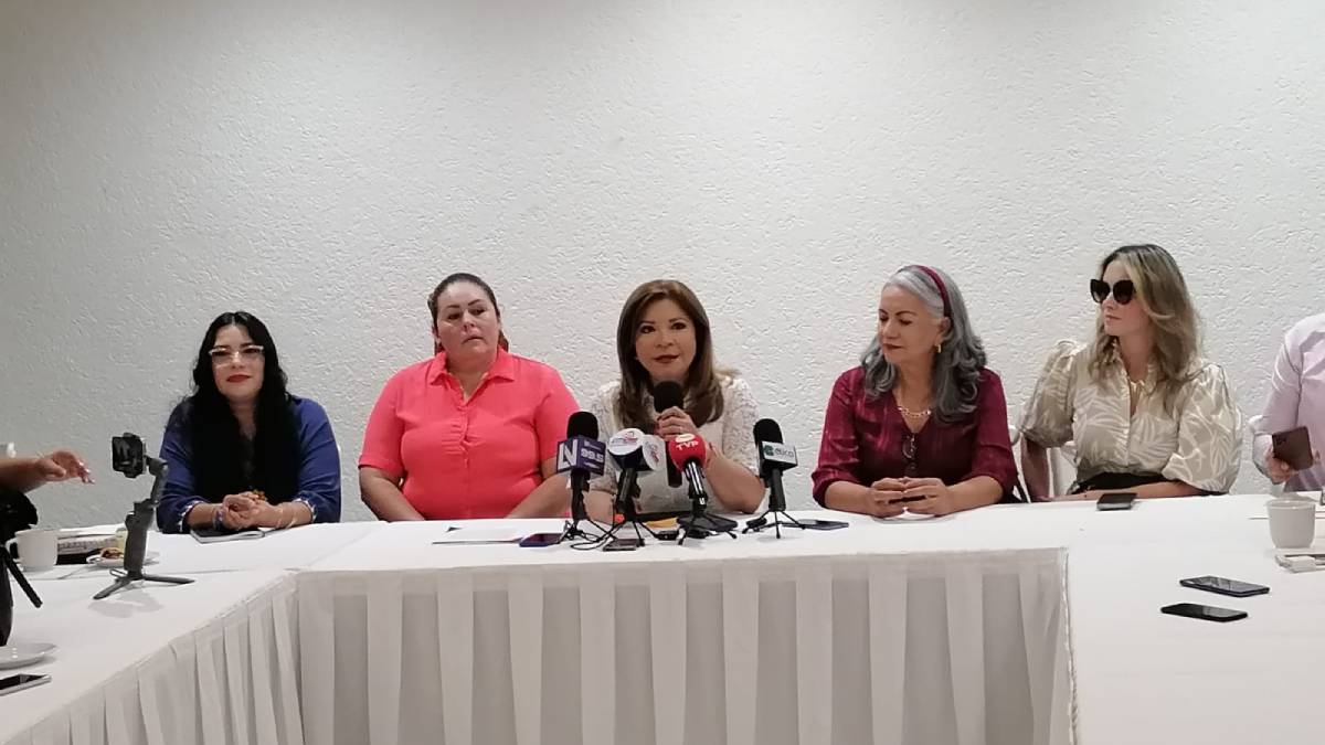 Diputados realizan volanteo afuera de la universidad para dar a conocer la reforma educativa
