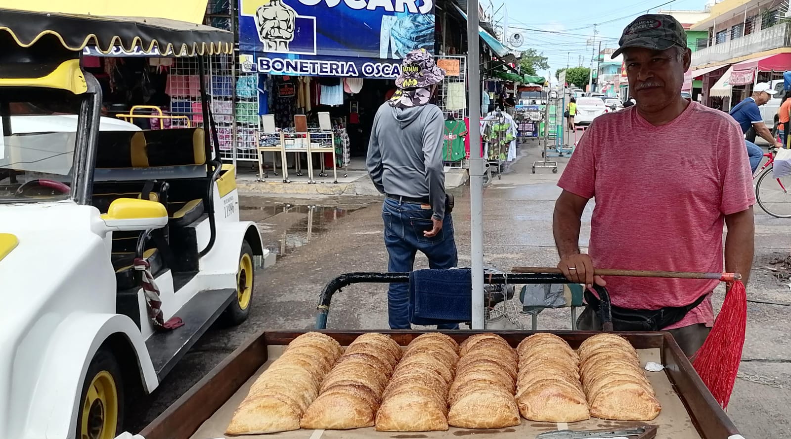 Un accidente le cambia la vida al no poder trabajar en la obra y desde entonces vende empanadas en la Juárez