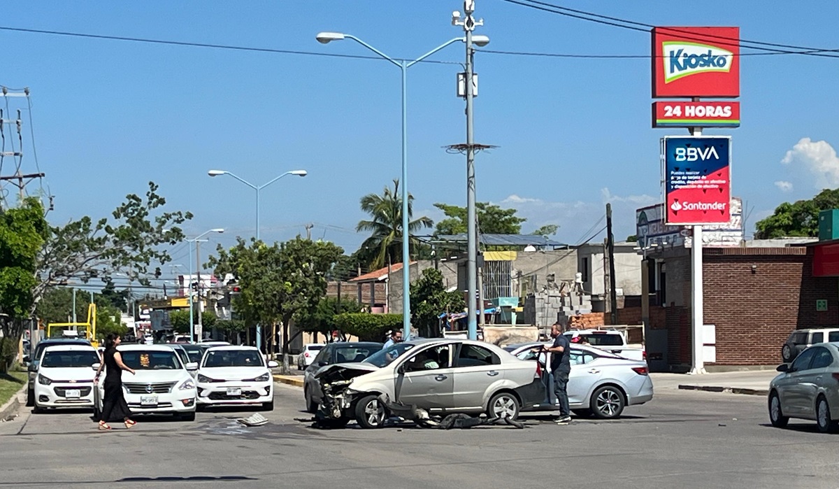 Choque de vehículos deja dos lesionados en la avenida Santa Rosa, en Mazatlán