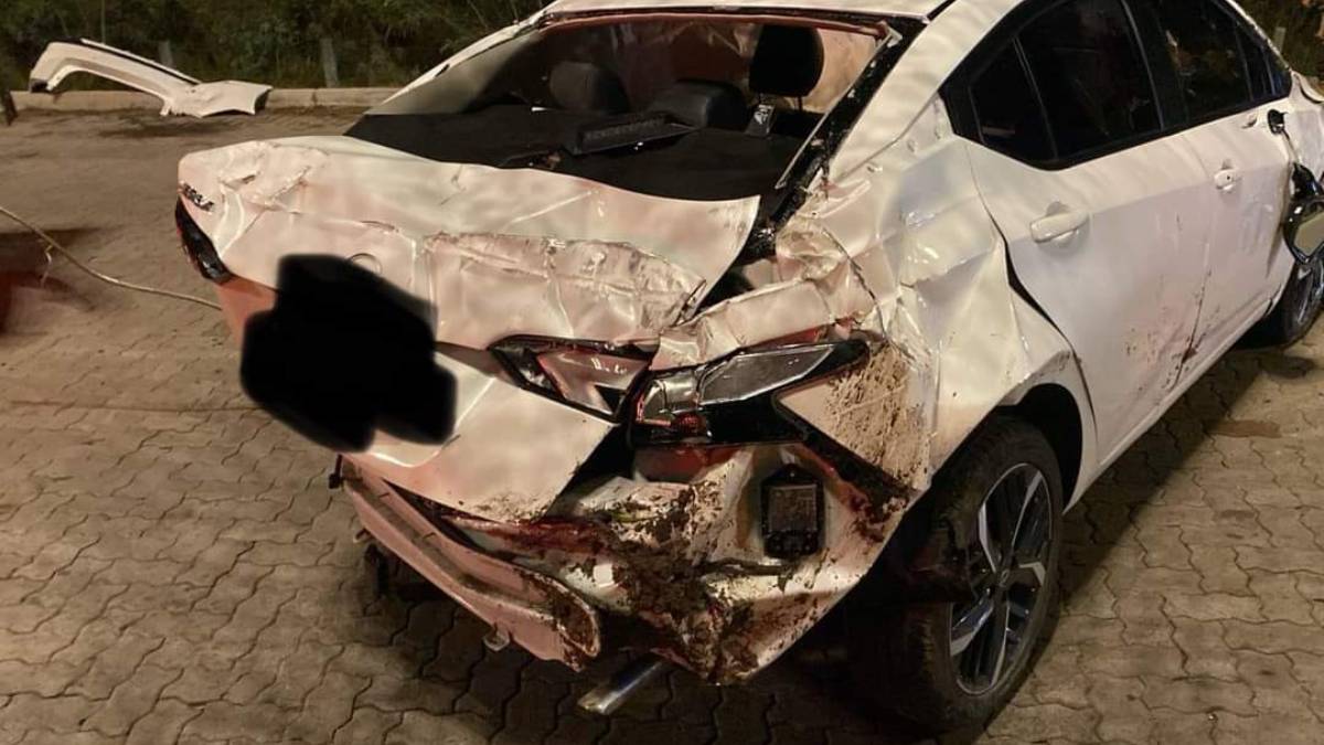 Se registra volcadura en Mazatlán tras choque de camioneta a un automóvil sobre la Camarón Sábalo
