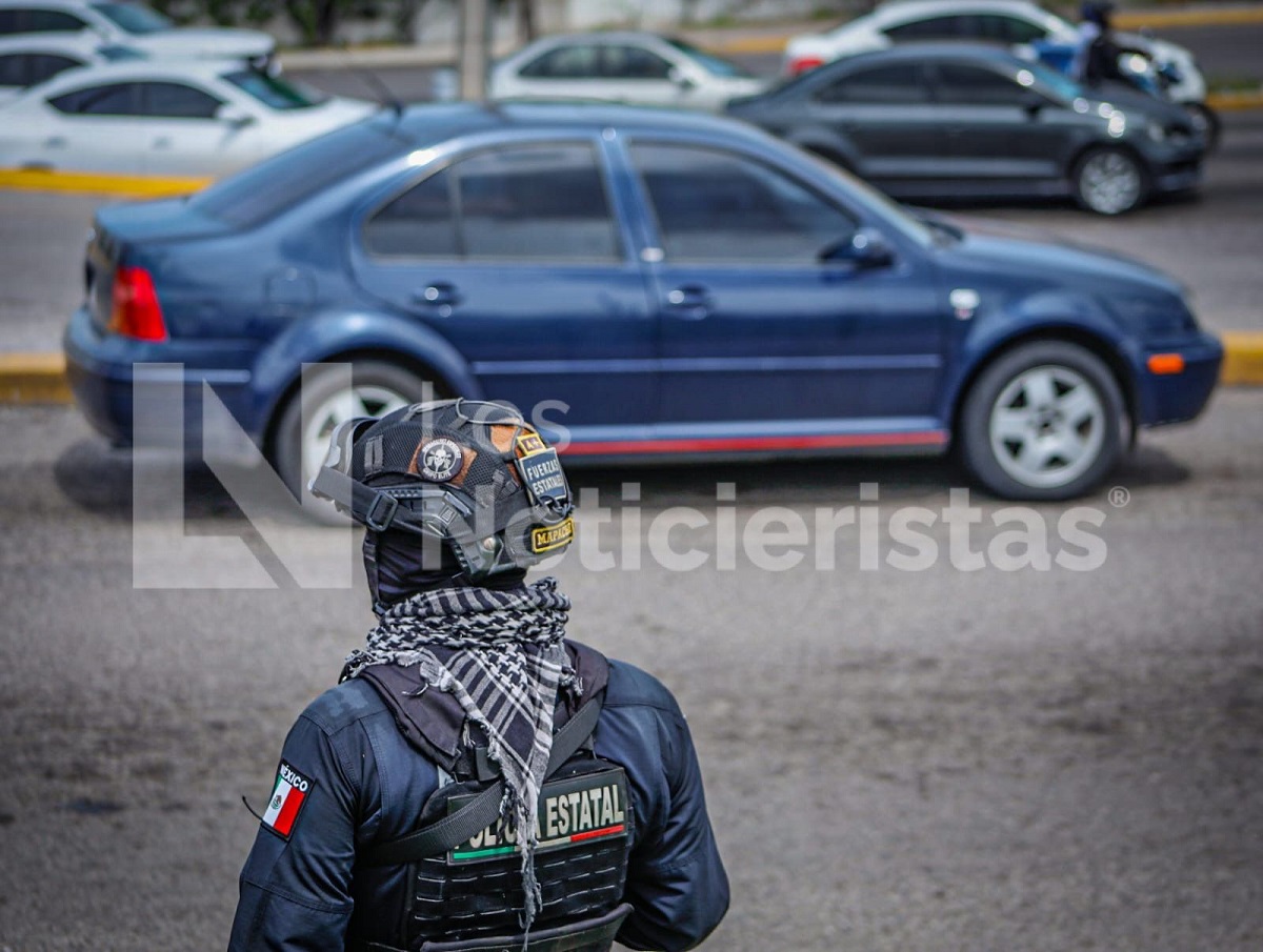 Sujeto armado abandona un Jetta afuera del Sam´s 68 de Culiacán tras asesinato de joven