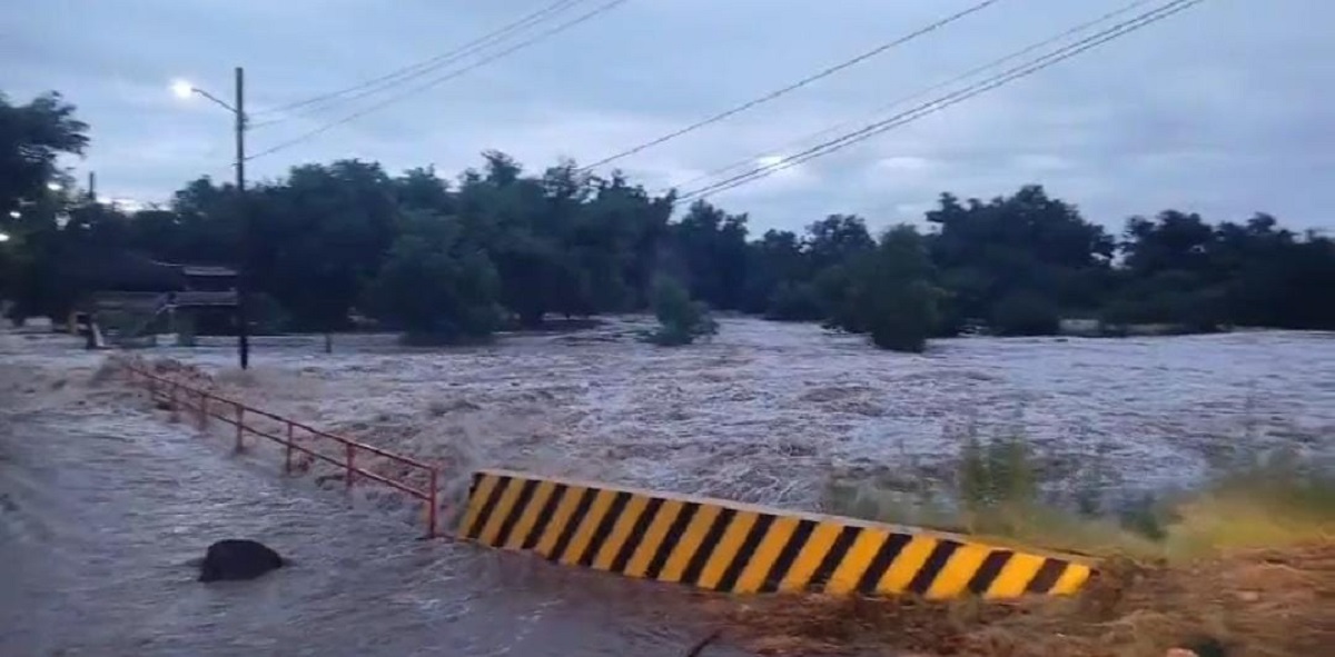 El Tapo de Sinaloa de Leyva quedó bajo el agua por las lluvias; monitorean la creciente del río en Guasave