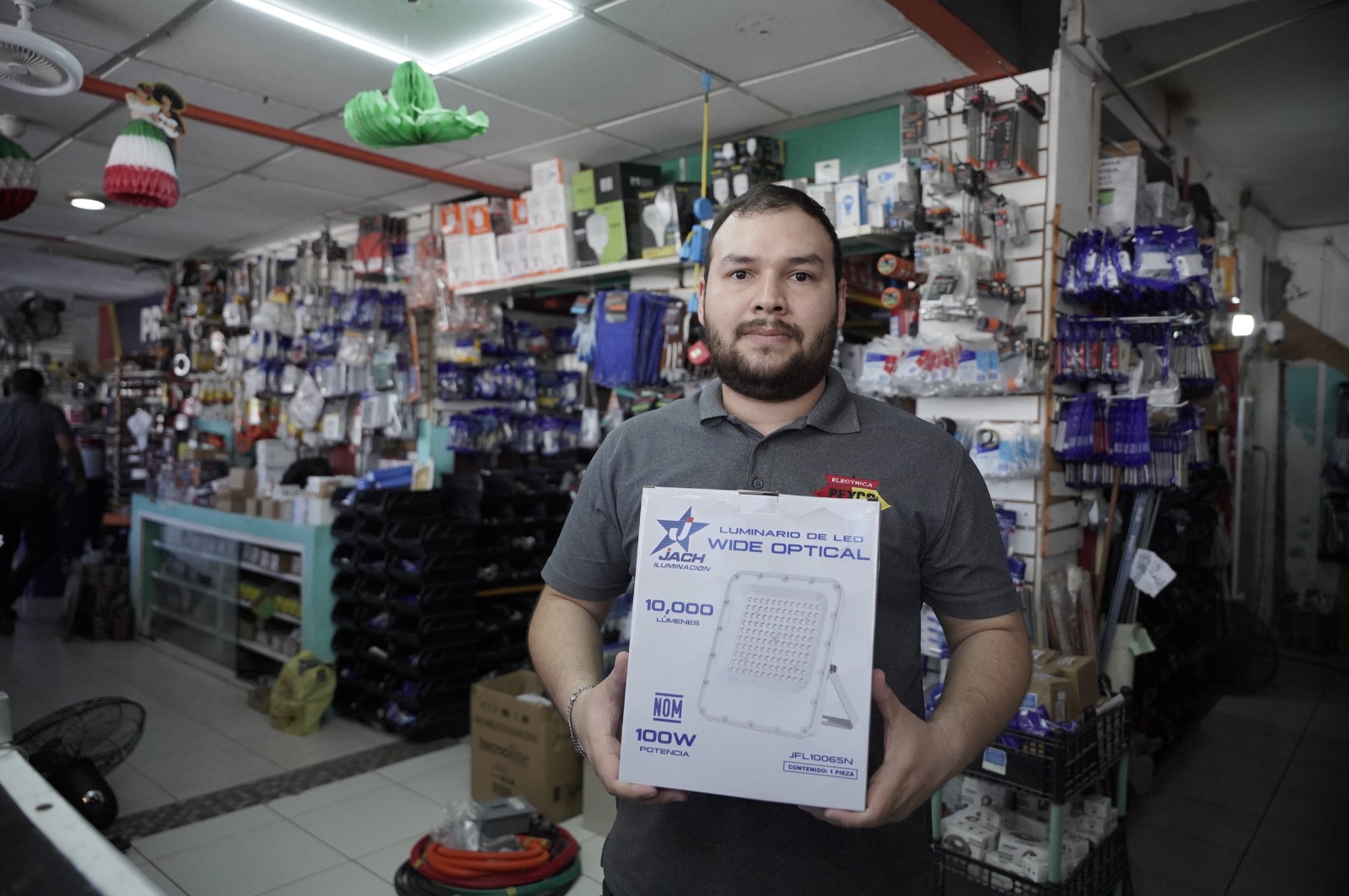 Gobierno de Sinaloa entrega apoyos a empresarios afectados por la violencia